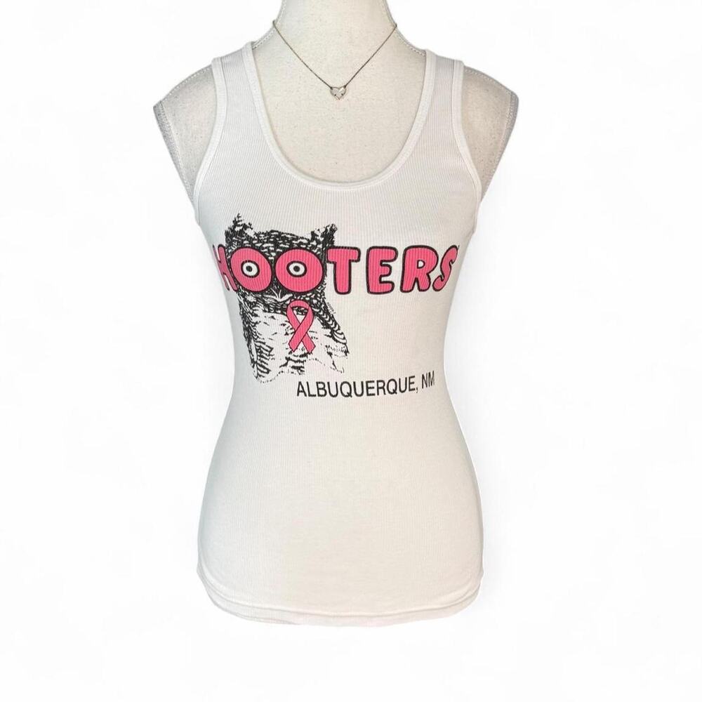 Hooters Y2K “I give a hoot” pink lettering white cotton tank full length large